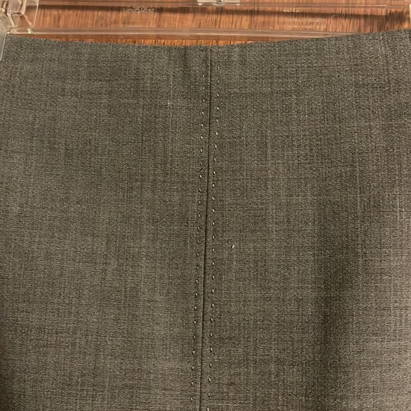 Ann Taylor skirt. Size 8. Grey. Perfect condition. Has been dry cleaned. - Picture 3 of 6